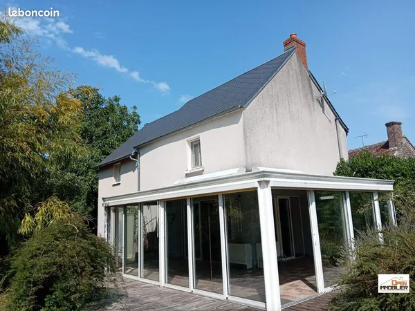 Maison de campagne sur un chemin