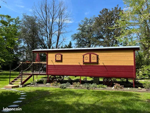 Roulotte en bois - logement insolite