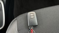 Toyota Yaris 100h Chic 5p — photo 16