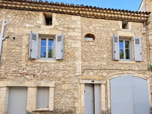 Maison de caractère rénovée + studio indépendant + grand garage/atelier + terrasse Rochefort-du-Gard