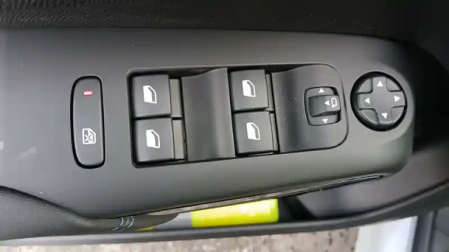 Citroën C5 Aircross hybride rechargeable 225 e-eat8 — photo 56