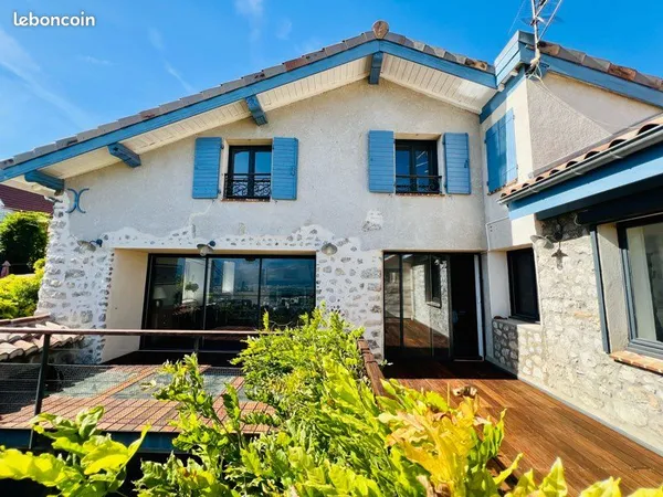 MAISON EXCEPTIONNELLE 274 m2 11 pièces 7 chambres avec 1 studio Au calme Vue montagnes