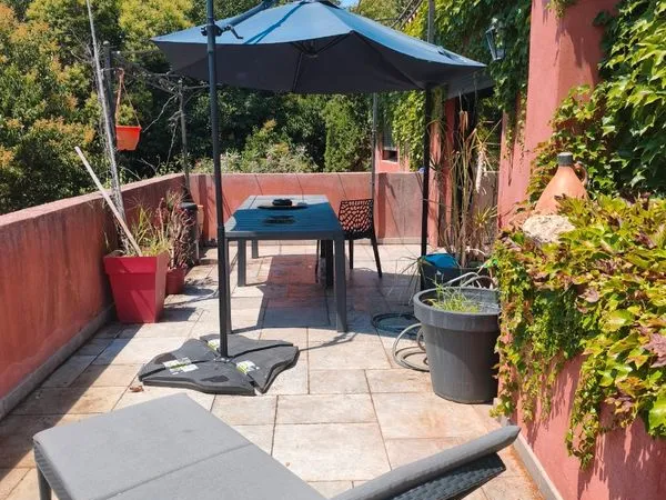 RARE/Bel appartement moderne meublé avec terrasse, dans propriété sécurisée, proche CV et PLAGE