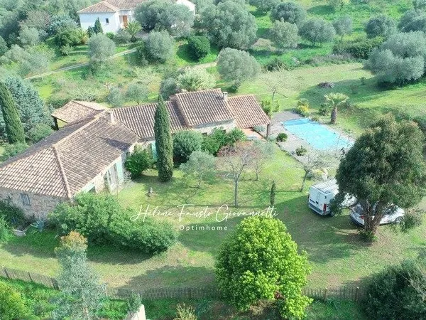 Villa 6 pièces avec piscine - Terrain 1,7 hectare - OLETTA