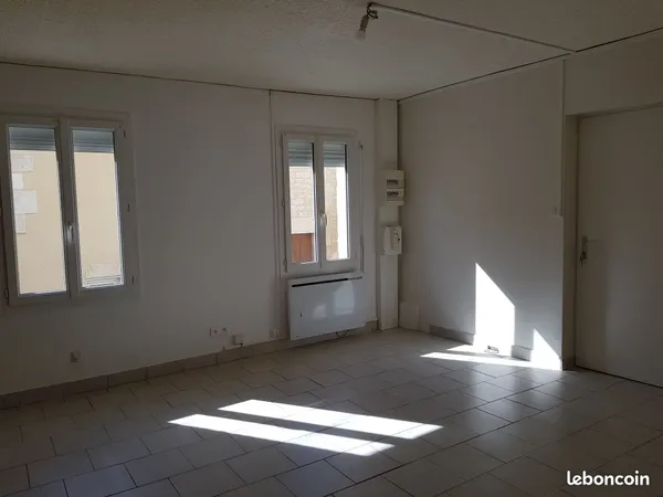 Location appartement F1 à Benet