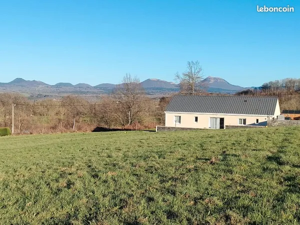 Terrain constructible Bromont-Lamothe (30 Km de Clermont Ferrand) vue Chaine des Puys et Puy de Dôme