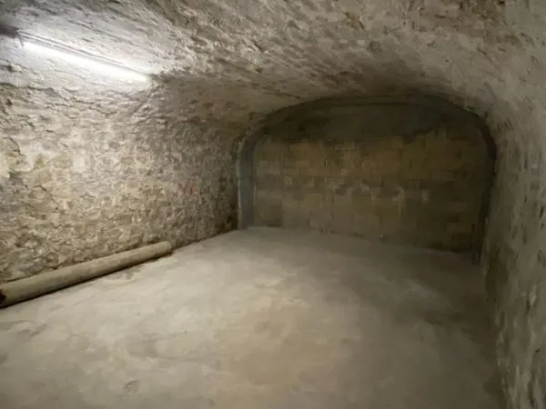 Très grande cave bas Ménilmontant