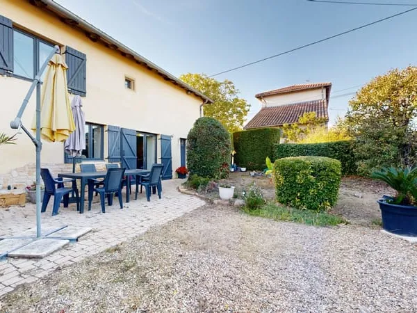 Maison familiale T4 avec terrain paysagé, terrasse et vue déga