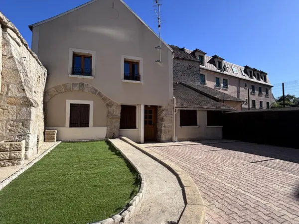 À LOUER - APPARTEMENT - MENNECY
