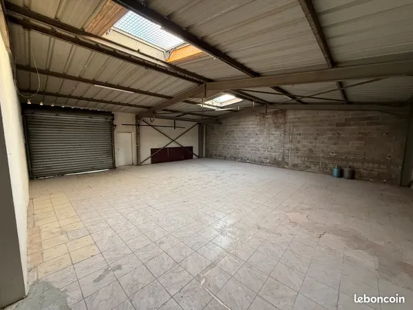 Local de stockage / dépôt / entrepôt / garde-meuble 152 m2