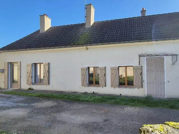 Maison de bourg avec cour.