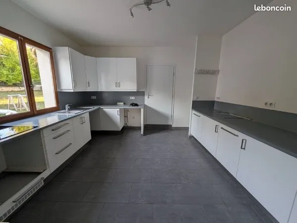 Maison indépendante. 79 m² 2 chambres. Parking. Jardin