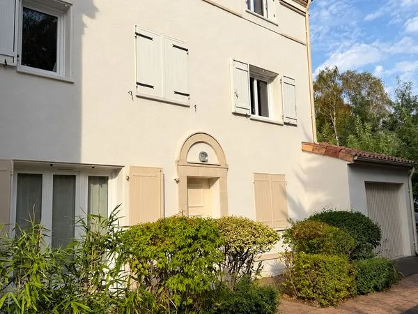 Appartement T4 de plain-pied, esprit maison, avec garage, jardin et parking