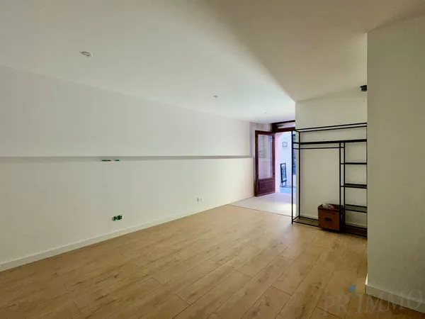 À VENDRE LOCAL COMMERCIAL 25 m2 ENTIÈREMENT RÉNOVÉ FRÉJU