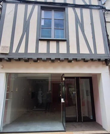 A sens emplacement de 1 er choix ,a vendre mur commerciaux 220 m2 . a visiter sans tarder.
