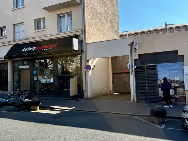 Garage (Box) Hénon - Au pied du Métro C