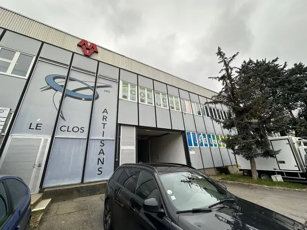 Local d'activité 158 m²