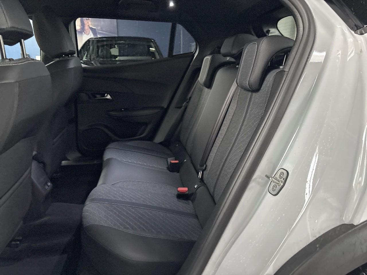 Peugeot 2008 130 s&s eat8 allure — photo 12