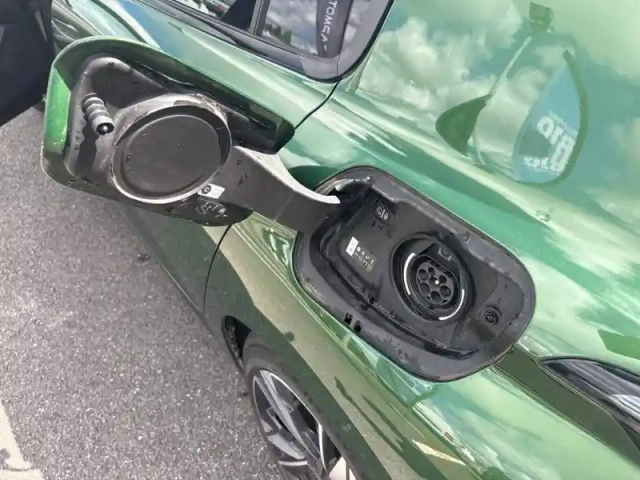 Peugeot 308 phev 180 e-eat8 — photo 19