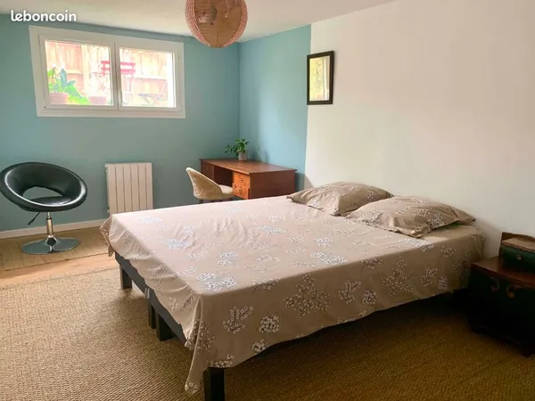 Grande chambre dans jolie colocation