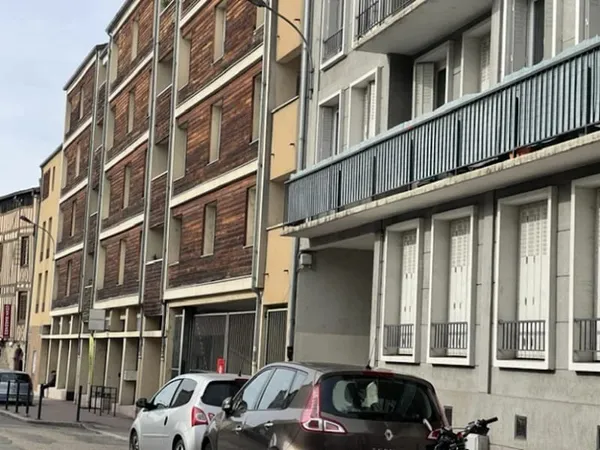 Local 10 pièces 335 m²