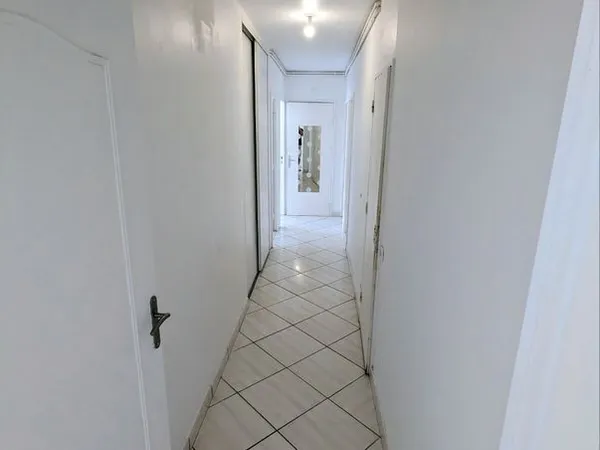 Appartement T5 - 95 m² - 4 chambres Parking privatif - Cave - Balaruc-les-Bains