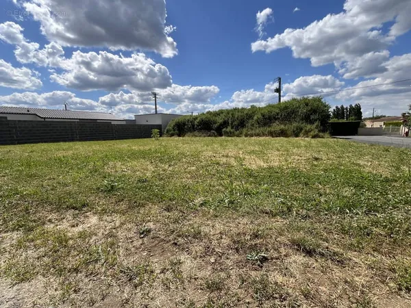 ref 74915 SAINTE VERGE TERRAIN constructible de 780 M2 avec vue sur la vallée