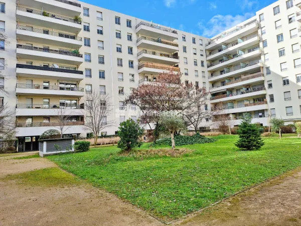 T3 - 68 M2 AVEC BALCON  GARAGE - CHARPENNES / TETE DOR