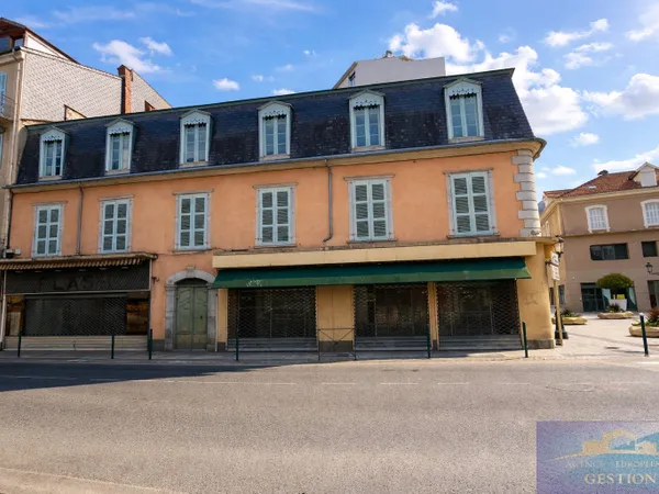 EMPLACEMENT EXCEPTIONNEL POUR CET IMMEUBLE