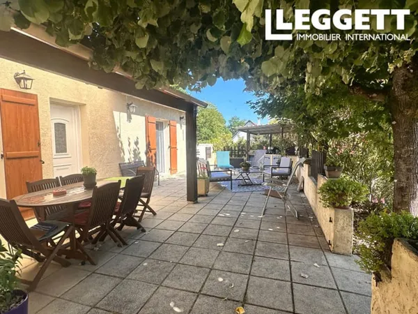 Charmante maison de plain-pied de trois chambres avec un sous-sol spacieux et un garage, nichée au c