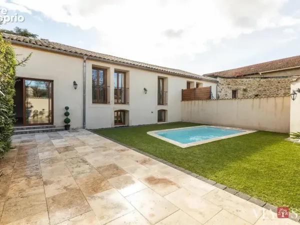 Ensemble immobilier avec 2 logements, piscine et garages  176 m²