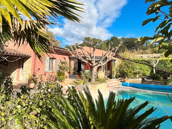 Villa plain pied piscine jardin lorgues