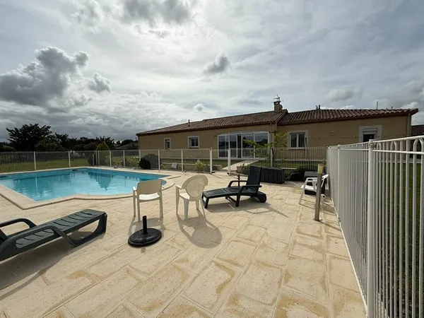 Belle maison de plain pied à Bias avec piscine