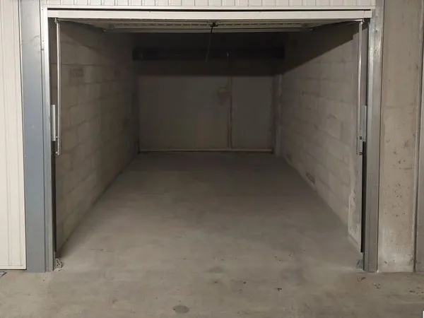 Garage box fermé sécurisé