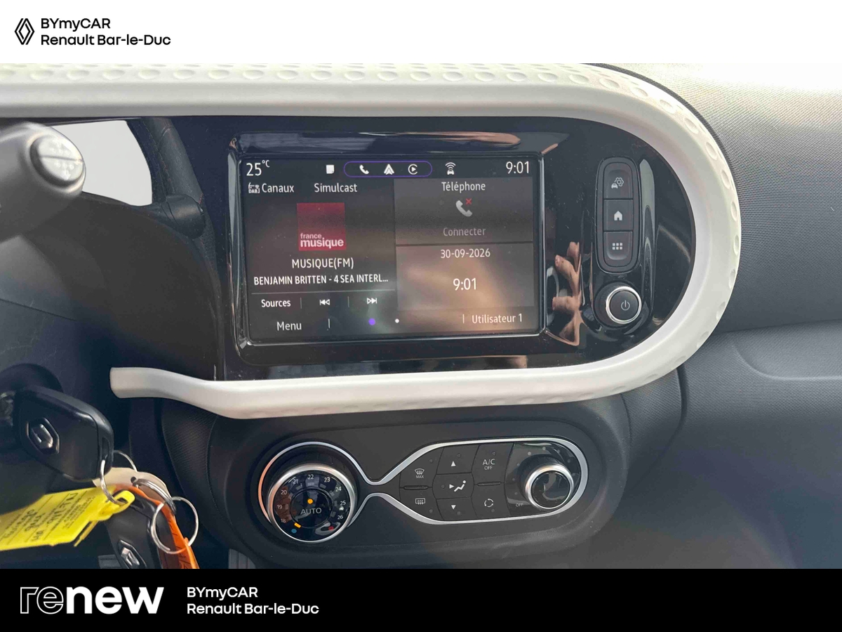 Renault Twingo III E-Tech — photo 16