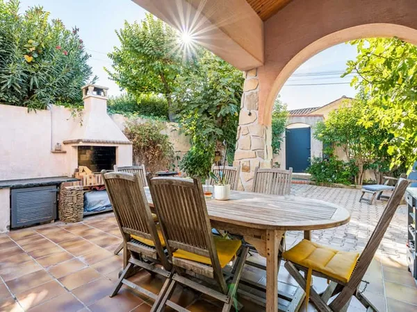 Aubagne : maison familiale avec piscine et studio indépendan