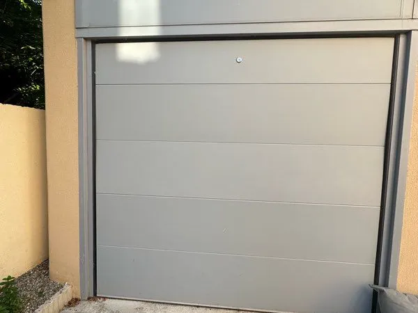 Garage env 25m2 - porte sectionnelle - quartier sud