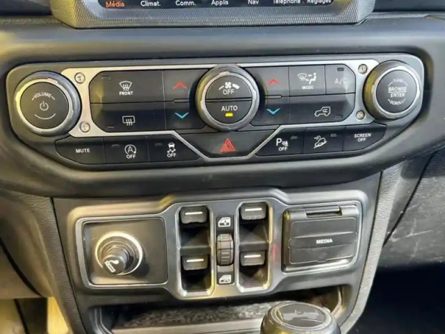 Jeep Wrangler 2.2 crdi 200 unlimited sahara — photo 31