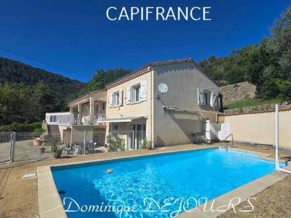 Située dans la magnifique Vallée de l'Eyrieux, à St Fortunat, venez découvrir cette belle maison trè