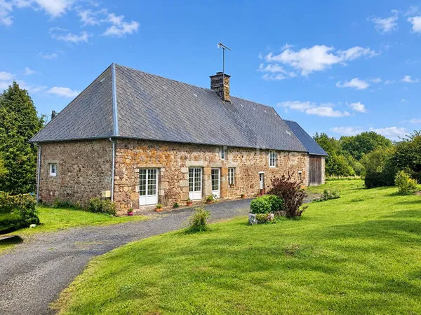 Maison en pierre, 3 chambres, 8 000 m2 de terrain.