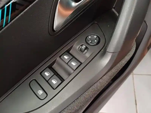 Peugeot 2008 1.2 puretech 130ch s&amp;s style — photo 11