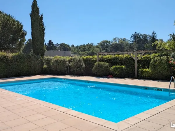 T3 rénové dans domaine verdoyant avec piscine