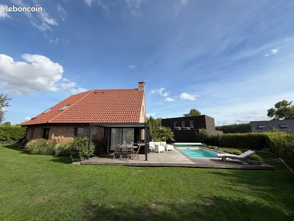 Maison contemporaine avec piscine chauffée