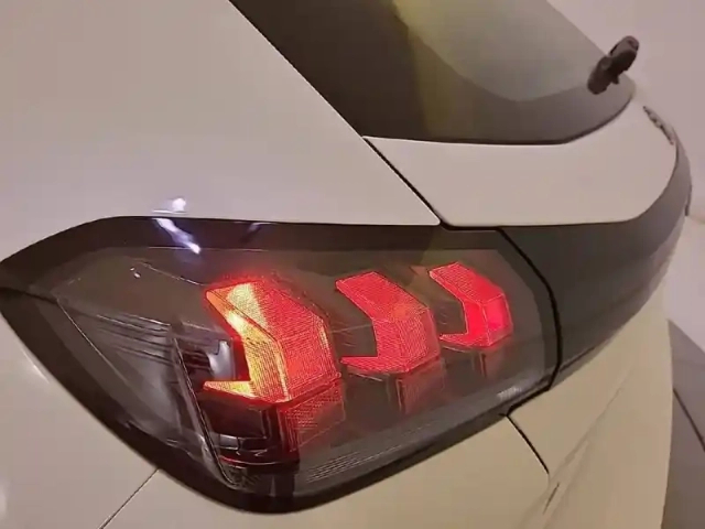 Peugeot 208 puretech 100 s&amp;s bvm6 — photo 17