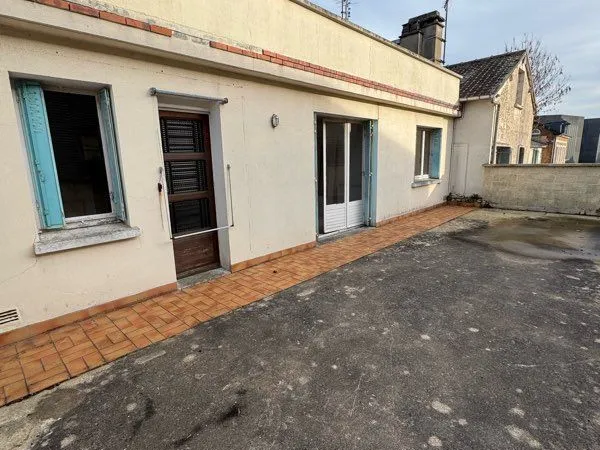 Ensemble appartement avec garage à rénover