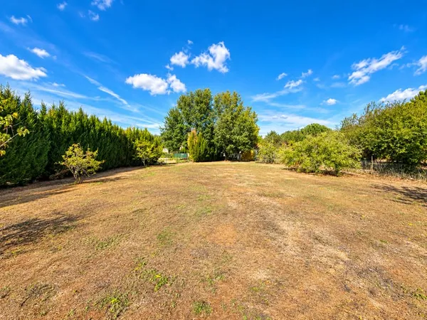À VENDRE Beau terrain constructible de 500 m2, au calme et