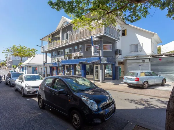 Saint Pierre centre - Local angle de rue de 340 m² à louer