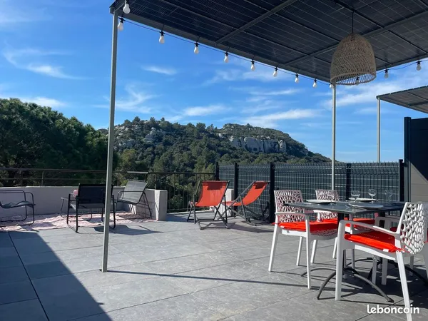 Loue studio meublé avec Terrasse et parking à l'année aux Baux de Provence