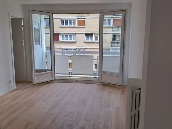 Tres belle appartement 5 pièces dont 3 chambres.