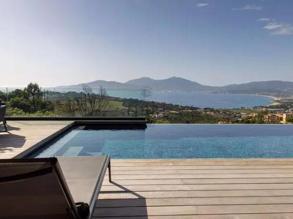 Villa 5 pièces 1730 m²